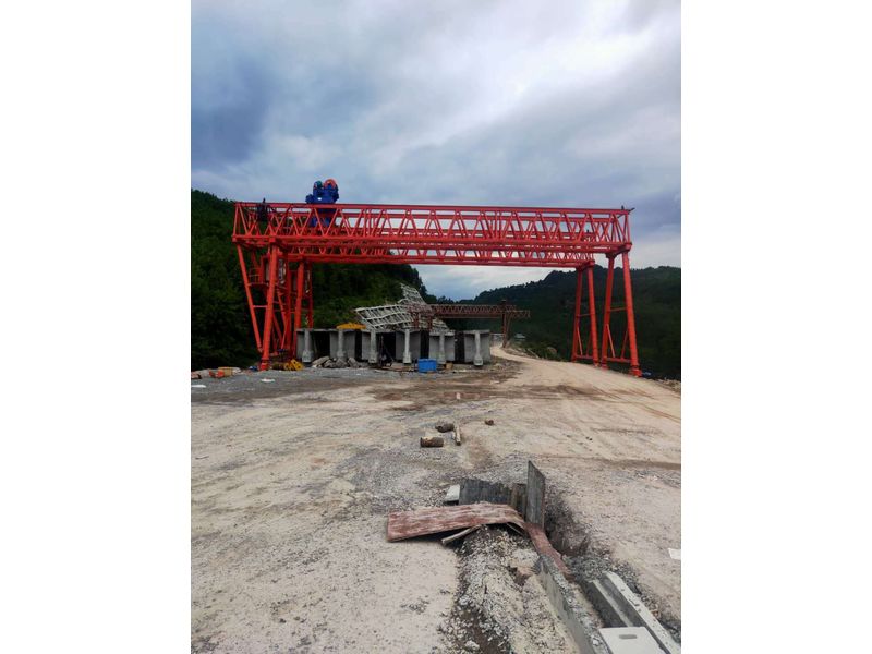 重慶匯森路橋工程建設(shè)有限公司，巴萬(wàn)高速三標(biāo)項(xiàng)目部采購(gòu)高遠(yuǎn)重型MG100/10-24m-9m龍門吊兩臺(tái)，設(shè)備發(fā)貨出廠