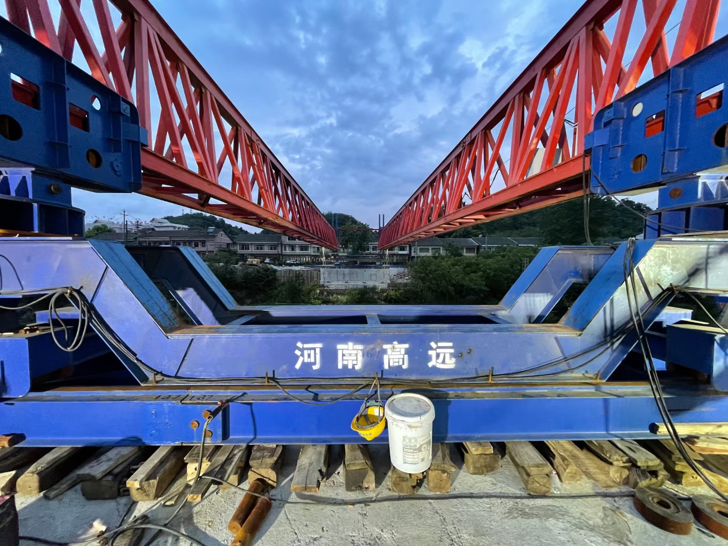 架橋機安裝人員要嚴格按照安裝計劃，要對參與安裝的所有人員進行培育